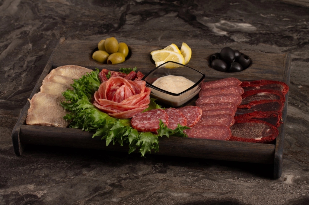 Тарелка мясных деликатесов
